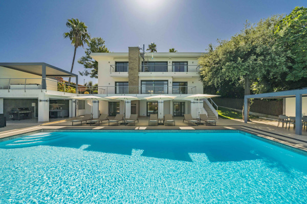 villa in Cap d'Antibes : Rent 7 bedroom villa in the heart of Cap d'Antibes with sea views, close to the with easy access into Cannes - Photo 0