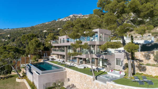 villa in Èze : Rent stunning newly built villa in Eze which offers an exceptional Seaview of the French Riviera - Photo 3