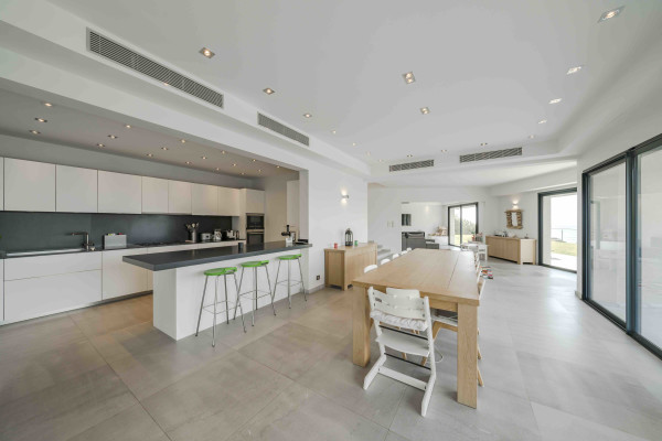 villa in Cannes : Rent Gorgeous 4 bedroom, modern villa in the hills of Cannes with wonderful sea views, stunning interiors and easy access into Cannes - Photo 2
