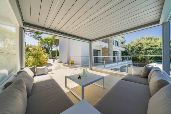 villa in Cap d'Antibes : Rent 7 bedroom villa in the heart of Cap d'Antibes with sea views, close to the with easy access into Cannes - Photo 45