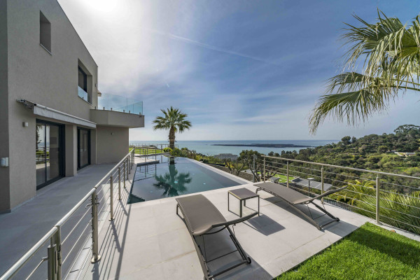 villa in Cannes : Rent Gorgeous 4 bedroom, modern villa in the hills of Cannes with wonderful sea views, stunning interiors and easy access into Cannes - Photo 26