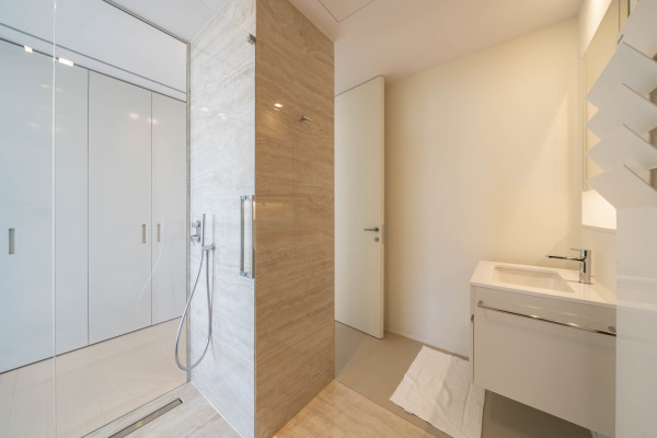 villa in Cannes : Rent superb modern villa with swimming pool, cinema room, gym, hammam and sea view in Cannes - Photo 43