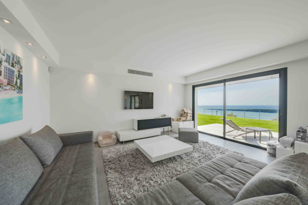 villa in Cannes : Rent Gorgeous 4 bedroom, modern villa in the hills of Cannes with wonderful sea views, stunning interiors and easy access into Cannes - Photo 3