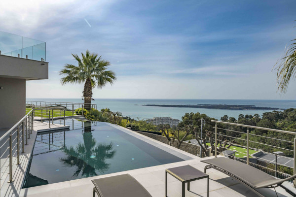 villa in Cannes : Rent Gorgeous 4 bedroom, modern villa in the hills of Cannes with wonderful sea views, stunning interiors and easy access into Cannes - Photo 23