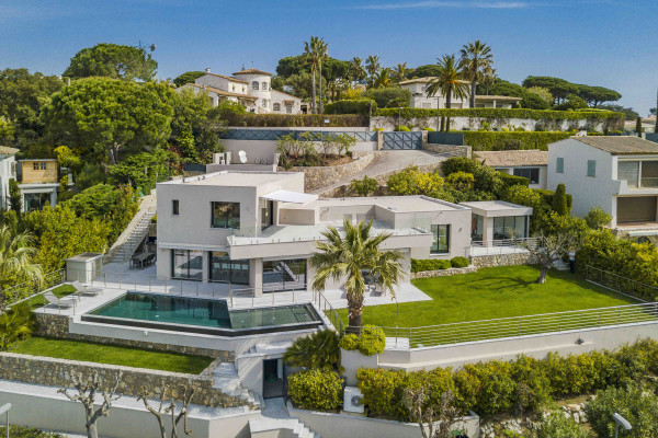 villa in Cannes : Rent Gorgeous 4 bedroom, modern villa in the hills of Cannes with wonderful sea views, stunning interiors and easy access into Cannes - Photo 0