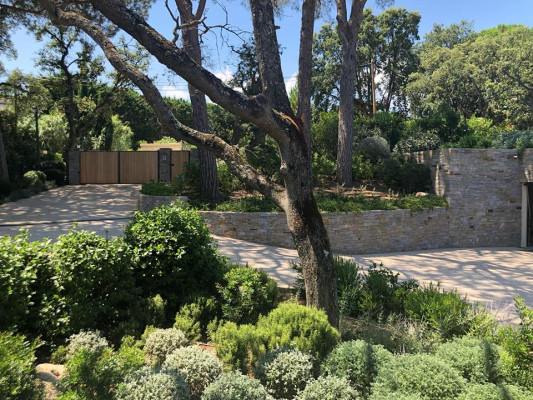 villa in St Tropez : Rent stunning 6 bedroom villa with gym, wine cellar and swimming pool and views over the Mediterranean sea and vineyard in St Tropez - Photo 94