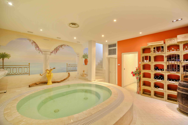 villa in St Tropez : Rent beautiful villa in the heart of Saint Tropez with views over the village and the sea - Photo 21