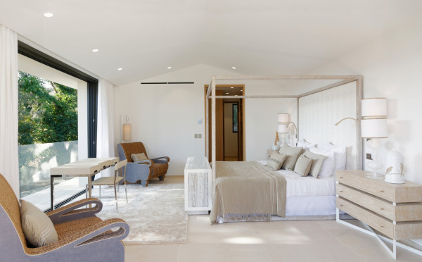 villa in St Tropez : Rent stunning 6 bedroom villa with gym, wine cellar and swimming pool and views over the Mediterranean sea and vineyard in St Tropez - Photo 63