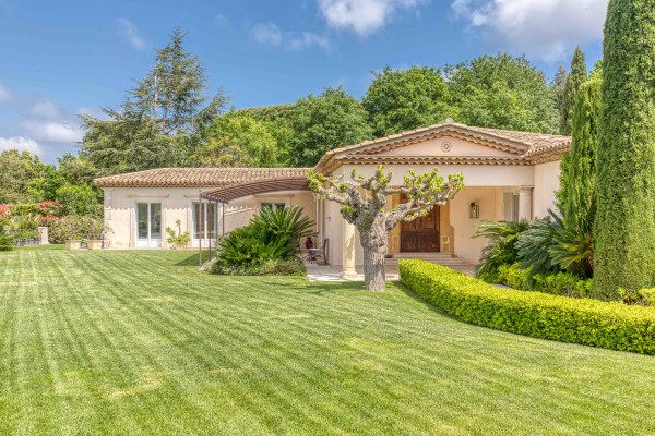 villa in St Tropez : Rent gorgeous villa with swimming pool within just a minute drive to the very heart of Saint Tropez - Photo 37