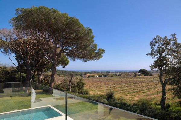villa in St Tropez : Rent stunning 6 bedroom villa with gym, wine cellar and swimming pool and views over the Mediterranean sea and vineyard in St Tropez - Photo 19