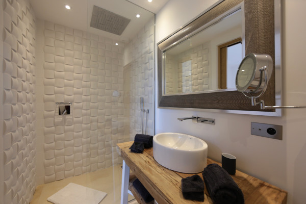 villa in St Tropez : Rent stunning 6 bedroom villa with gym, wine cellar and swimming pool and views over the Mediterranean sea and vineyard in St Tropez - Photo 29