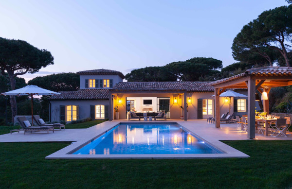 villa in St Tropez : Rent Stunning 5 bedroom villa in famous private domaine 'Les Parcs de St Tropez 'and 100 meters from the beach. - Photo 16