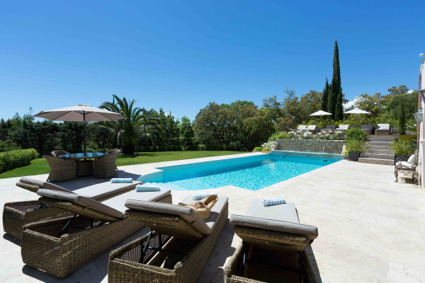 villa in St Tropez : Rent superb villa with swimming pool and  sea views in a private domaine close to St Tropez - Photo 35