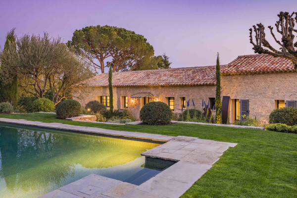 villa in Mougins : Rent gorgeous 5-bedroom villa with swimming pool in a private domaine in Mougins - Photo 1