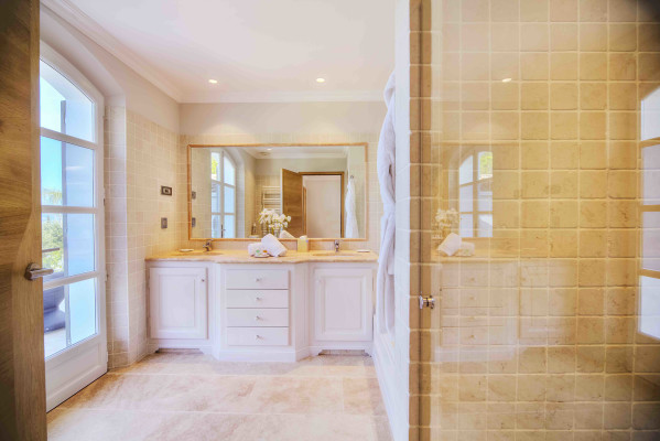 villa in St Tropez : Rent beautiful villa in the heart of Saint Tropez with views over the village and the sea - Photo 16