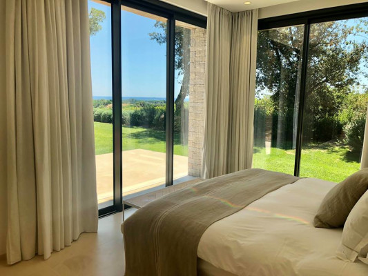 villa in St Tropez : Rent stunning 6 bedroom villa with gym, wine cellar and swimming pool and views over the Mediterranean sea and vineyard in St Tropez - Photo 50