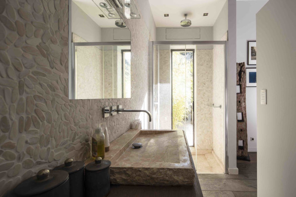 villa in St Tropez : Rent amazing 11 bedroom( 8 guest + 3 staff) villa with swimming pool and cinema in St Tropez walking distance to the beach, close to the village centre. - Photo 42