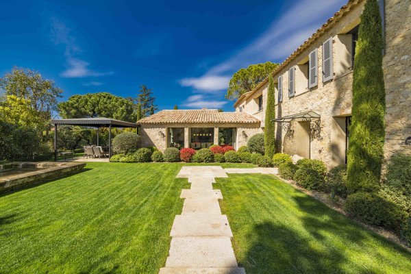 villa in Mougins : Rent gorgeous 5-bedroom villa with swimming pool in a private domaine in Mougins - Photo 97