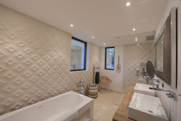 villa in St Tropez : Rent stunning 6 bedroom villa with gym, wine cellar and swimming pool and views over the Mediterranean sea and vineyard in St Tropez - Photo 26