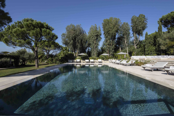 villa in St Tropez : Rent amazing 11 bedroom( 8 guest + 3 staff) villa with swimming pool and cinema in St Tropez walking distance to the beach, close to the village centre. - Photo 88