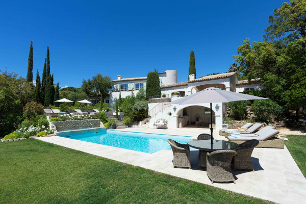 villa in St Tropez : Rent superb villa with swimming pool and  sea views in a private domaine close to St Tropez - Photo 49