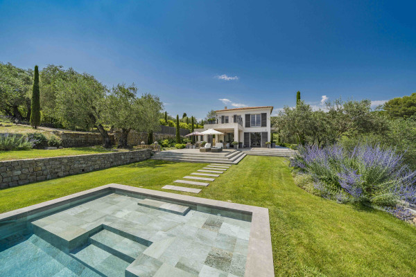 villa in Châteauneuf-Grasse : Rent wonderful modern villa located in very peaceful surroundings close to Valbonne - Photo 0