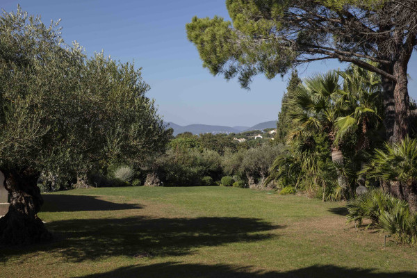 villa in St Tropez : Rent amazing 11 bedroom( 8 guest + 3 staff) villa with swimming pool and cinema in St Tropez walking distance to the beach, close to the village centre. - Photo 86