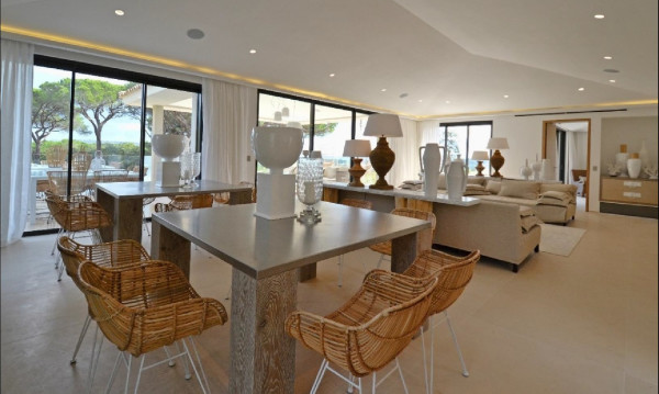 villa in St Tropez : Rent stunning 6 bedroom villa with gym, wine cellar and swimming pool and views over the Mediterranean sea and vineyard in St Tropez - Photo 7