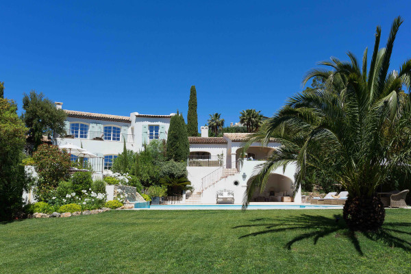 villa in St Tropez : Rent superb villa with swimming pool and  sea views in a private domaine close to St Tropez - Photo 47