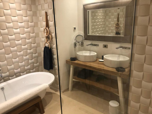 villa in St Tropez : Rent stunning 6 bedroom villa with gym, wine cellar and swimming pool and views over the Mediterranean sea and vineyard in St Tropez - Photo 55
