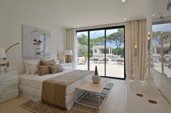 villa in St Tropez : Rent stunning 6 bedroom villa with gym, wine cellar and swimming pool and views over the Mediterranean sea and vineyard in St Tropez - Photo 57