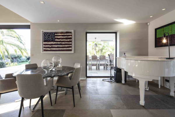 villa in St Tropez : Rent amazing 11 bedroom( 8 guest + 3 staff) villa with swimming pool and cinema in St Tropez walking distance to the beach, close to the village centre. - Photo 16