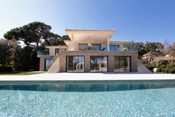 villa in St Tropez : Rent stunning 6 bedroom villa with gym, wine cellar and swimming pool and views over the Mediterranean sea and vineyard in St Tropez - Photo 83