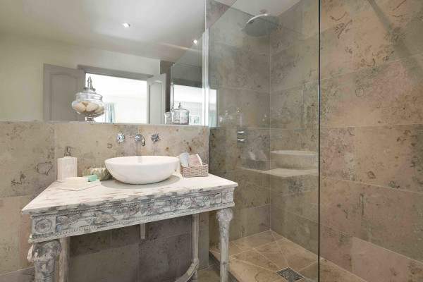 villa in St Tropez : Rent superb villa with swimming pool and  sea views in a private domaine close to St Tropez - Photo 15