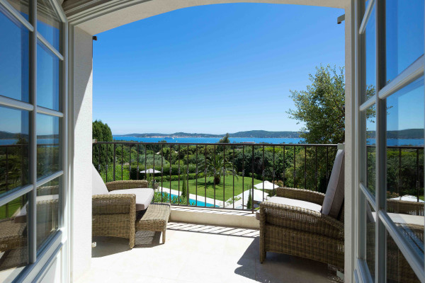 villa in St Tropez : Rent superb villa with swimming pool and  sea views in a private domaine close to St Tropez - Photo 23
