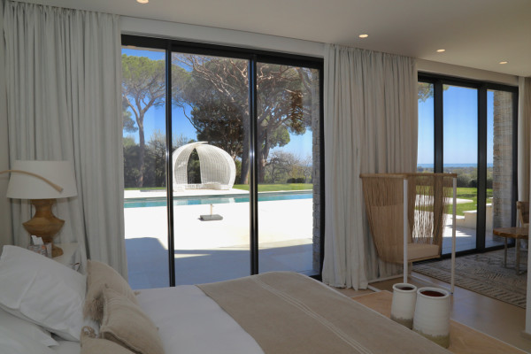 villa in St Tropez : Rent stunning 6 bedroom villa with gym, wine cellar and swimming pool and views over the Mediterranean sea and vineyard in St Tropez - Photo 15
