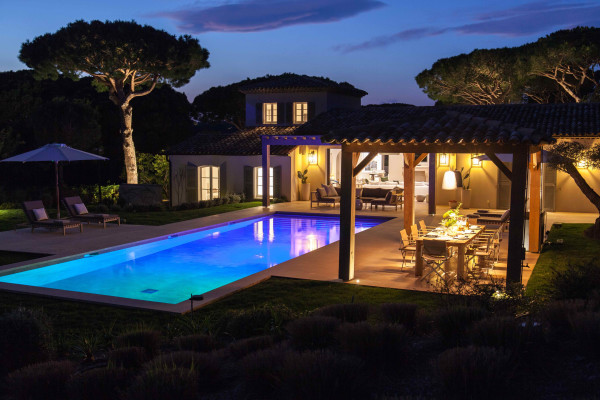 villa in St Tropez : Rent Stunning 5 bedroom villa in famous private domaine 'Les Parcs de St Tropez 'and 100 meters from the beach. - Photo 17
