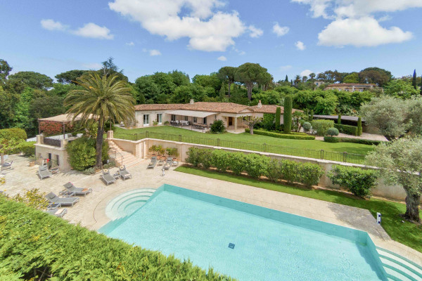villa in St Tropez : Rent gorgeous villa with swimming pool within just a minute drive to the very heart of Saint Tropez - Photo 0