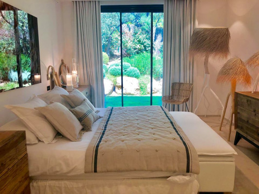 villa in St Tropez : Rent stunning 6 bedroom villa with gym, wine cellar and swimming pool and views over the Mediterranean sea and vineyard in St Tropez - Photo 49
