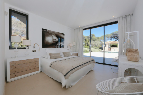 villa in St Tropez : Rent stunning 6 bedroom villa with gym, wine cellar and swimming pool and views over the Mediterranean sea and vineyard in St Tropez - Photo 45