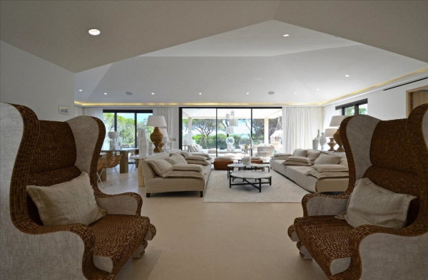 villa in St Tropez : Rent stunning 6 bedroom villa with gym, wine cellar and swimming pool and views over the Mediterranean sea and vineyard in St Tropez - Photo 8