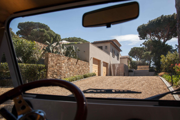 villa in St Tropez : Rent Stunning 5 bedroom villa in famous private domaine 'Les Parcs de St Tropez 'and 100 meters from the beach. - Photo 14