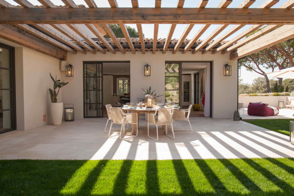 villa in St Tropez : Rent Stunning 5 bedroom villa in famous private domaine 'Les Parcs de St Tropez 'and 100 meters from the beach. - Photo 7