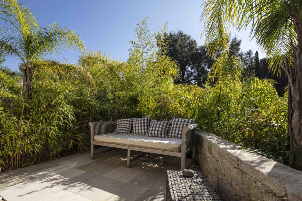 villa in St Tropez : Rent amazing 11 bedroom( 8 guest + 3 staff) villa with swimming pool and cinema in St Tropez walking distance to the beach, close to the village centre. - Photo 45