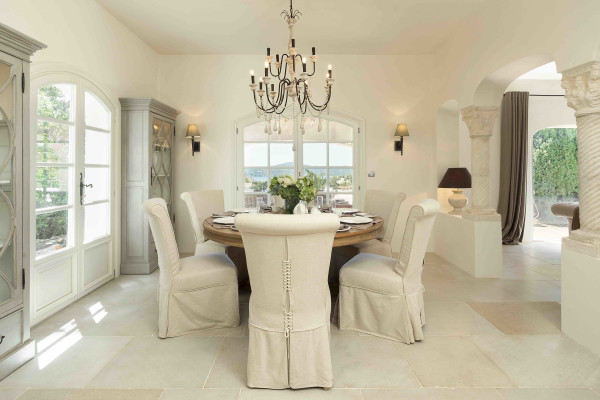 villa in St Tropez : Rent superb villa with swimming pool and  sea views in a private domaine close to St Tropez - Photo 6