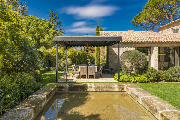 villa in Mougins : Rent gorgeous 5-bedroom villa with swimming pool in a private domaine in Mougins - Photo 9