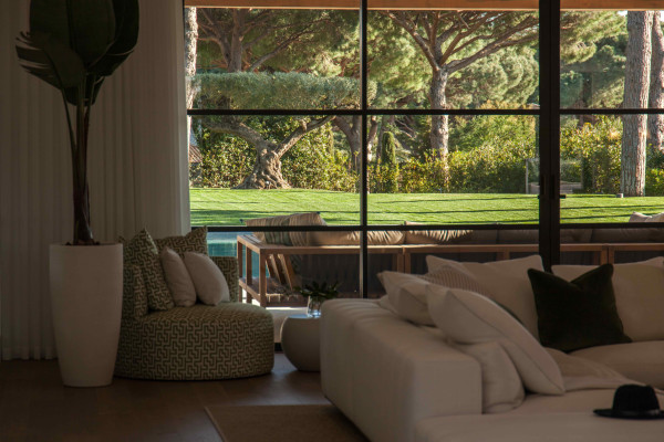 villa in St Tropez : Rent Stunning 5 bedroom villa in famous private domaine 'Les Parcs de St Tropez 'and 100 meters from the beach. - Photo 21