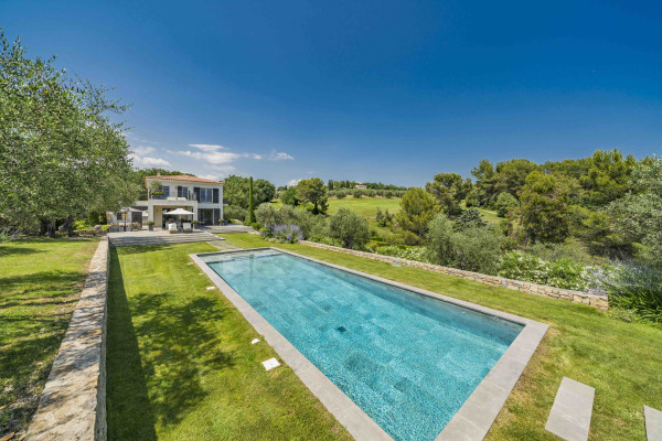 villa in Châteauneuf-Grasse : Rent wonderful modern villa located in very peaceful surroundings close to Valbonne - Photo 2