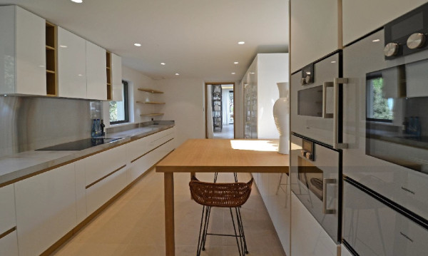 villa in St Tropez : Rent stunning 6 bedroom villa with gym, wine cellar and swimming pool and views over the Mediterranean sea and vineyard in St Tropez - Photo 11