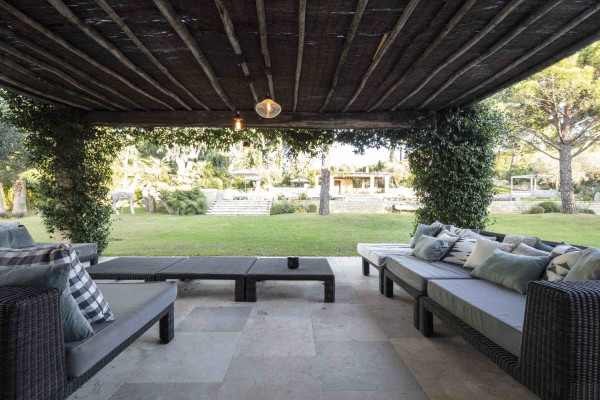 villa in St Tropez : Rent amazing 11 bedroom( 8 guest + 3 staff) villa with swimming pool and cinema in St Tropez walking distance to the beach, close to the village centre. - Photo 67